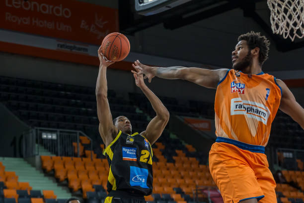 伴随一定的 伴随一定的